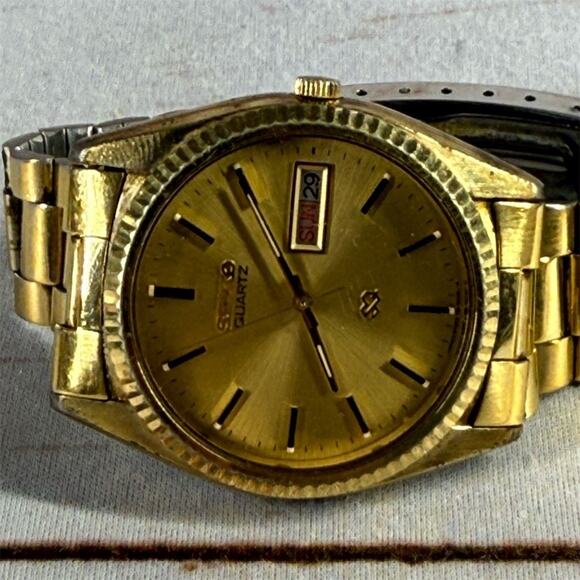 Vintage Seiko Men's Quartz Watch Gold Dial Day-Date Display 36mm - Picture 2 of 6